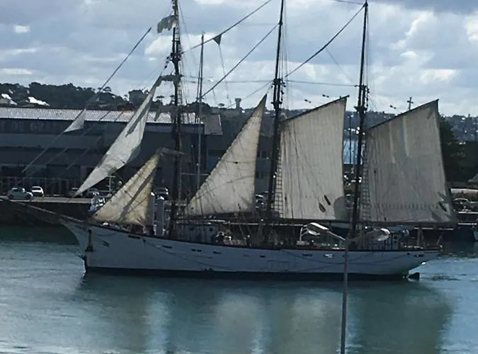 Chausey, Vue Sur Le Port *