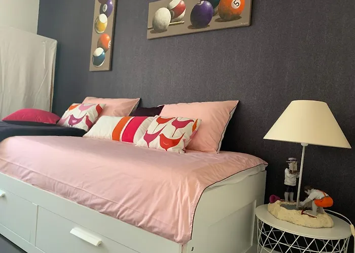 Chausey, Vue Sur Le Port